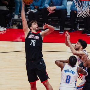 乌度卡甩锅全队遭休媒批判：执着于落后理念，就算有库里都不会用